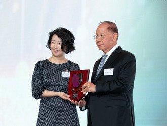 Mr Patrick HUEN (right), Member of the Award Selection Panel and Dr Maggie YEUNG