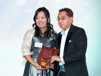 Dr Tzu-Leung HO (right), Member of the Award Selection Panel and Dr Jennifer TONG