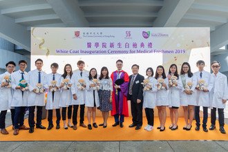 Group photo of Dean Professor Francis CHAN, medical freshmen and their secondary school principals and teachers