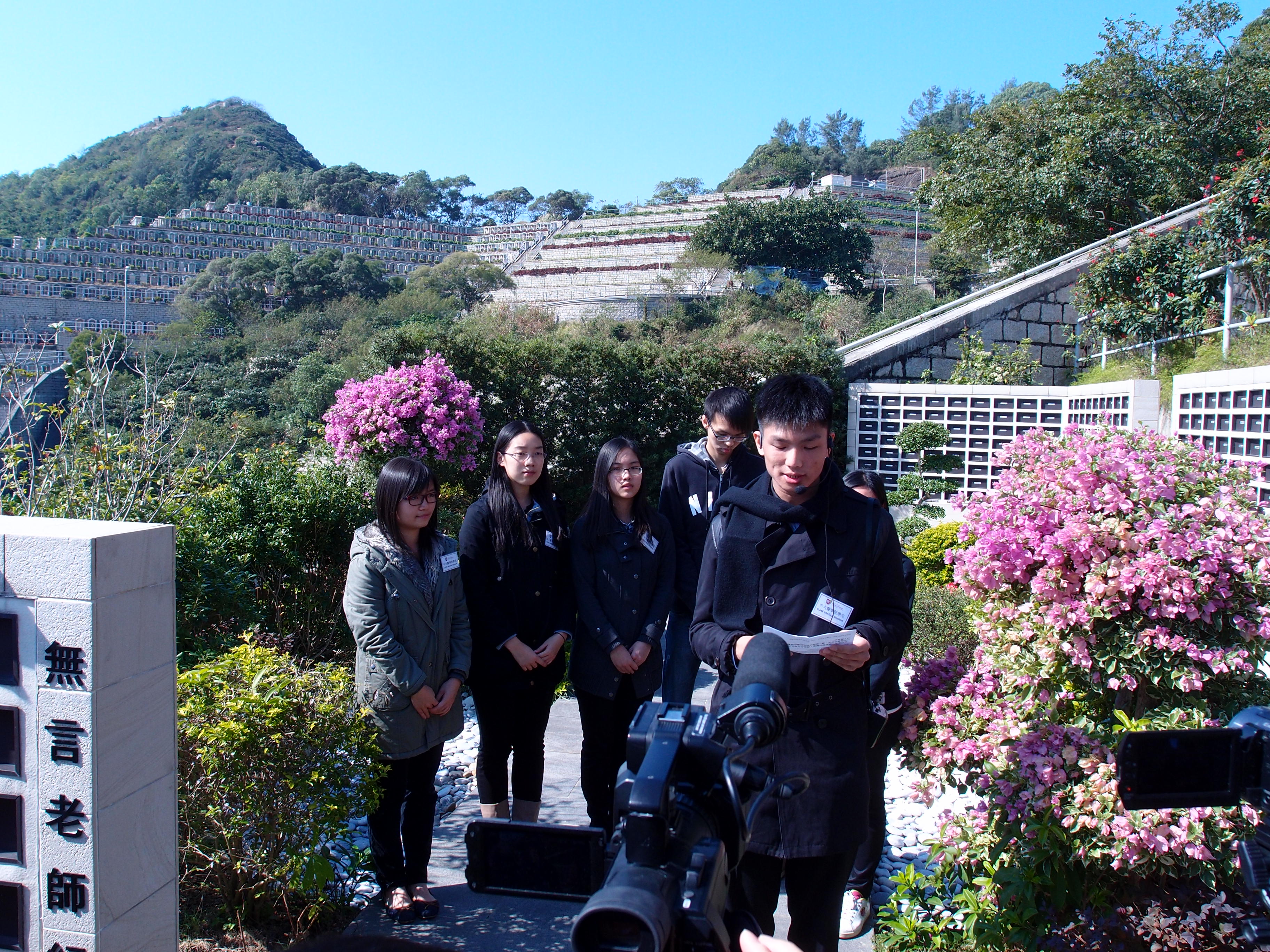 CUHK medical students attend the ceremony to pay homage to selfless ‘Silent Teachers'.