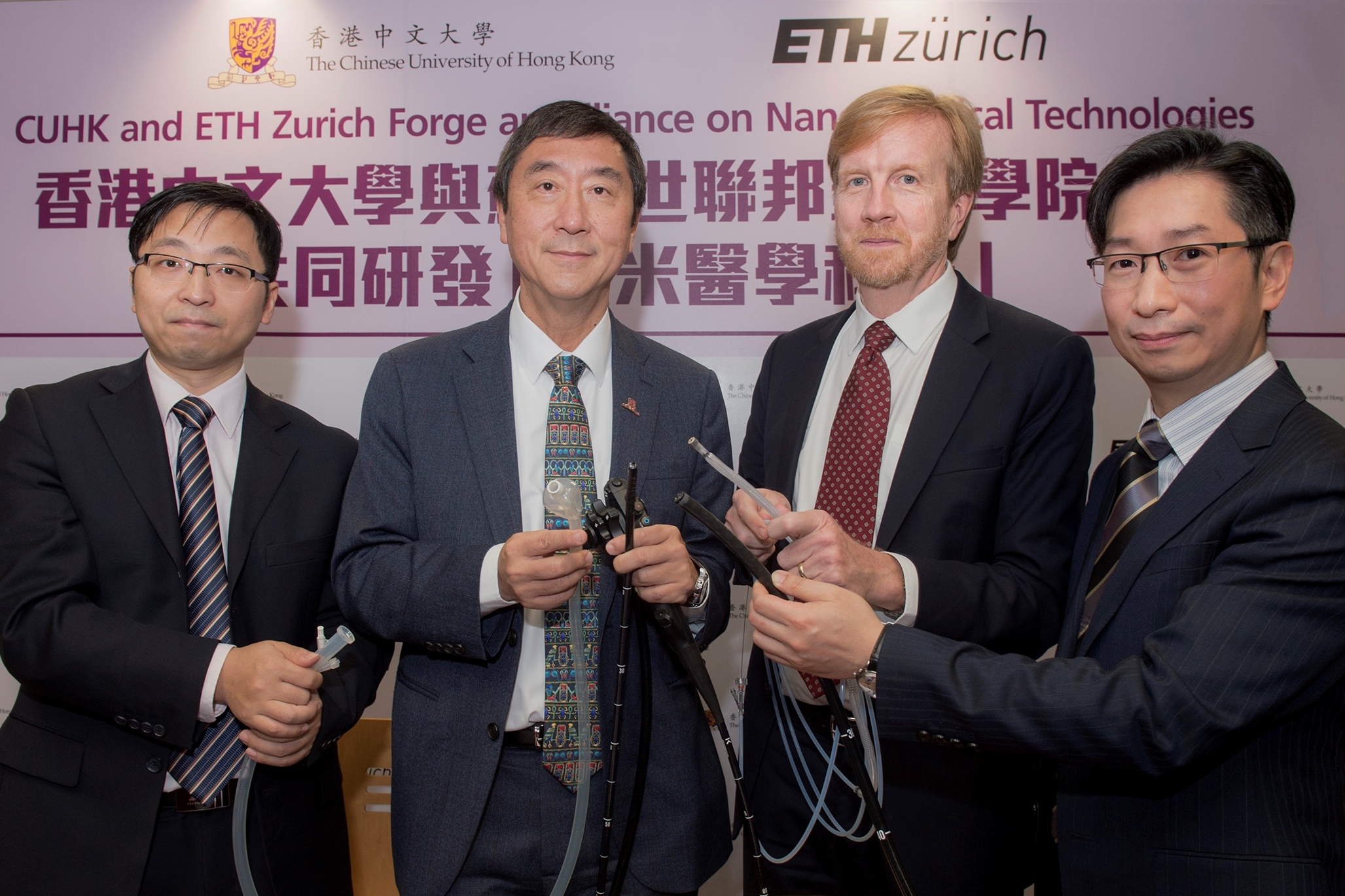 香港中文大学与苏黎世联邦理工学院 (ETH Zurich) 结盟，共同研发创新医学科技以诊断及医治肠胃疾病。左起：中大机械与自动化工程学系助理教授张立教授、中大校长沈祖尧教授、苏黎世联邦理工学院机械人与智能系统研究所所长Bradley NELSON教授、中大医学院周毓浩创新医学技术中心主任赵伟仁教授。