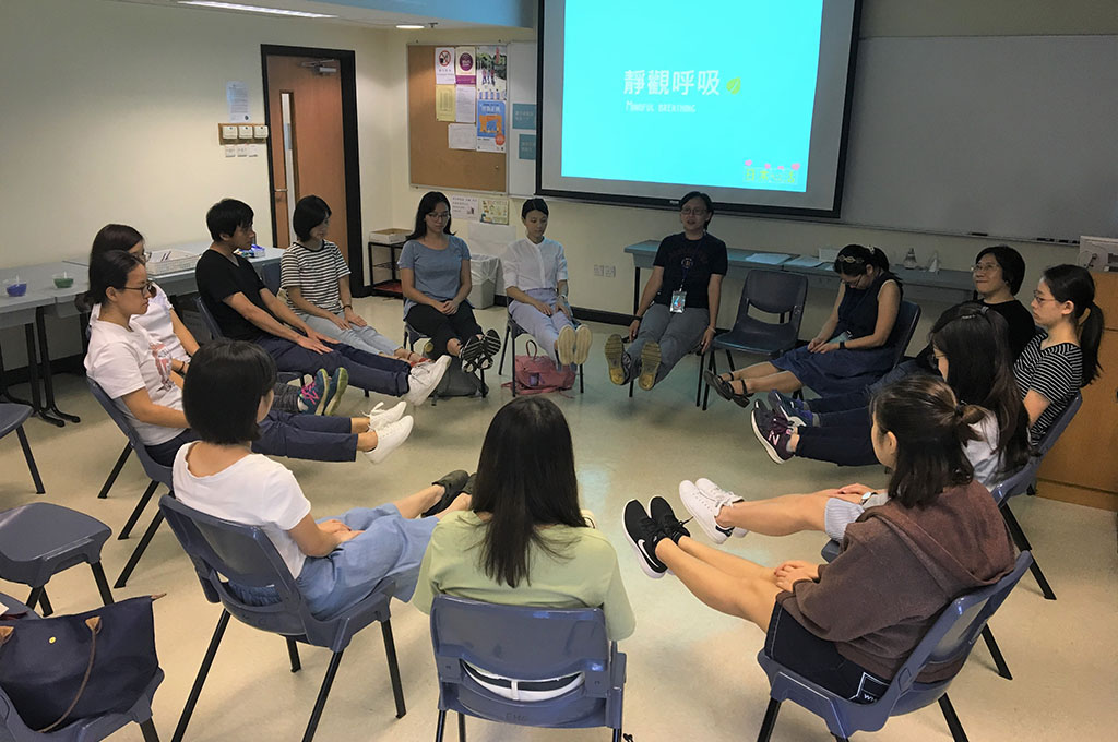 
Under the leading of Mindful Flourishing Ambassadors, participants learnt how to take care of themselves and improve mental well-being through observing their bodily sensations, feelings, and thoughts in daily life. 【Mindfulness Experiential Workshop】
