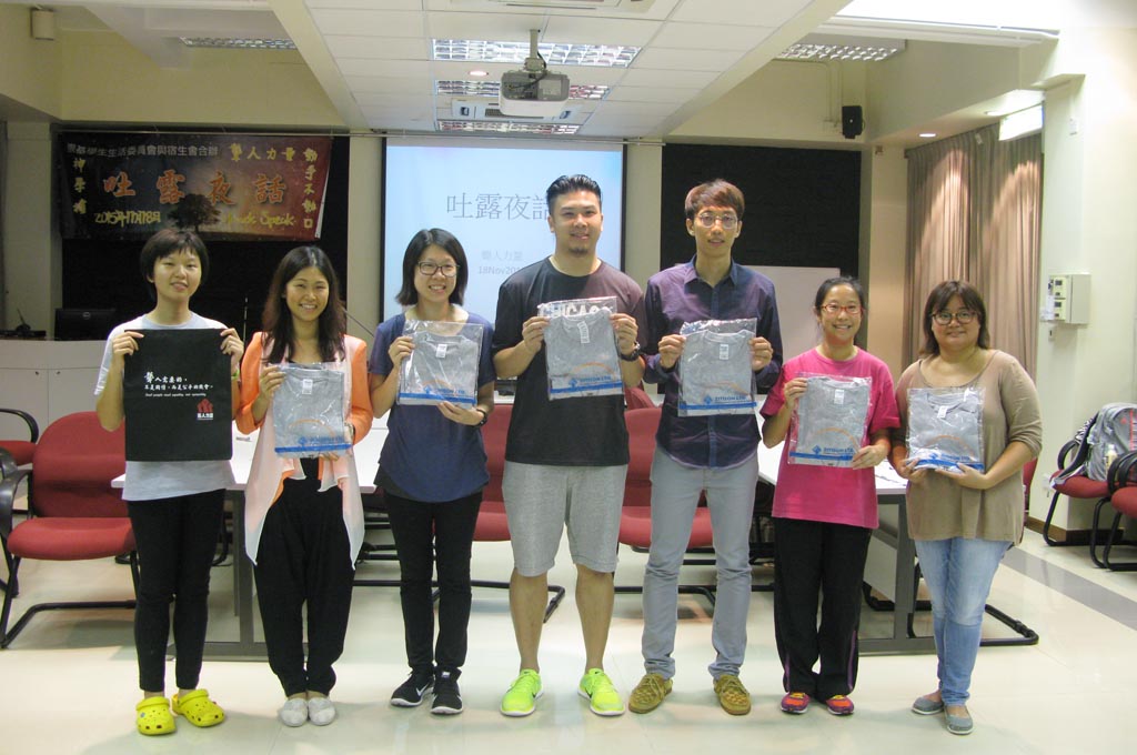 Chung Chi College Student Life Committee and the Residents’ Associations of Theology Building co-organized a “Tolo Nocturne” on November 18, 2015.  Hong Kong Deaf Empowerment acted as the guest speakers of the event to share the challenges the deaf faced about living in Hong Kong and also teach some simple Hong Kong Sign Language to audiences.