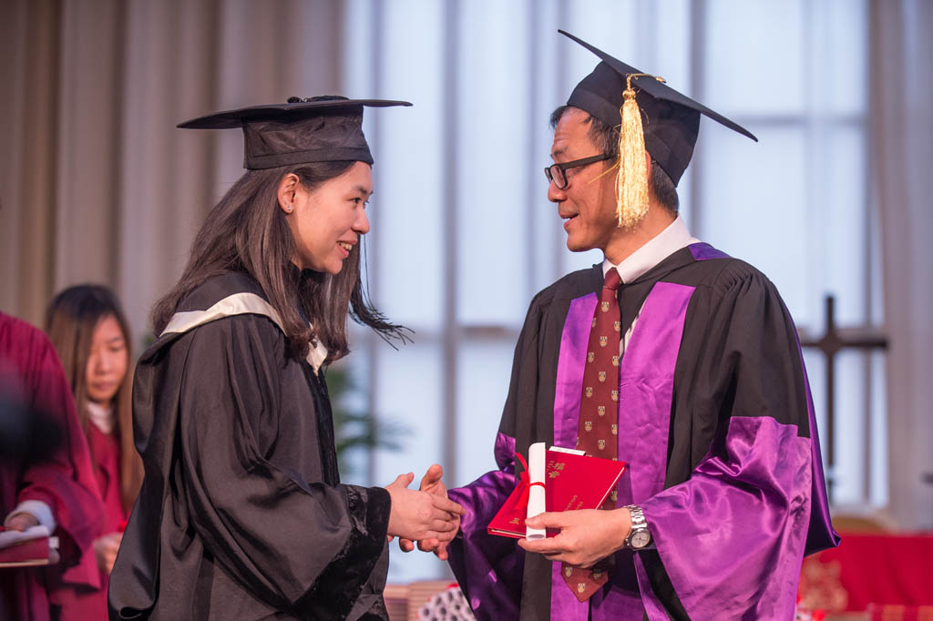 Prof. FONG Wing Ping presents certificate and gift to a graduate.