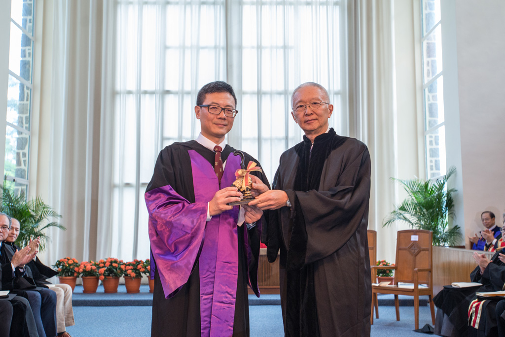 崇基學院校董會主席李國星先生(右)代表學院將學院印鑑頒授予院長方永平教授