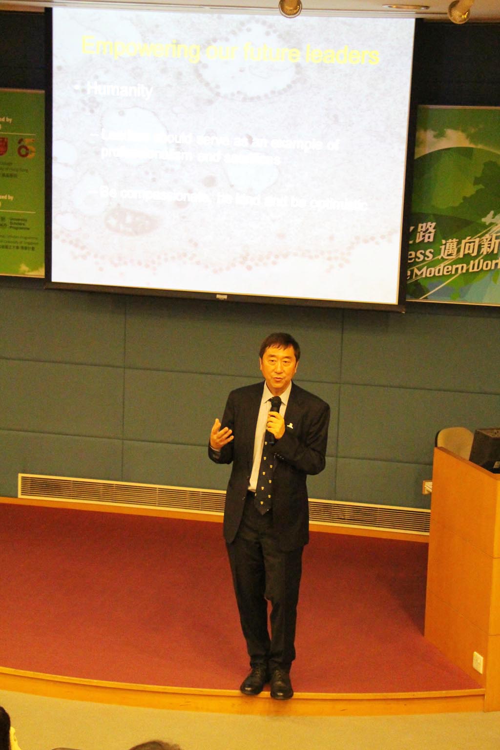 Vice-Chancellor Prof. Sung shares with programme members about the qualities of a leader from his SARS experience