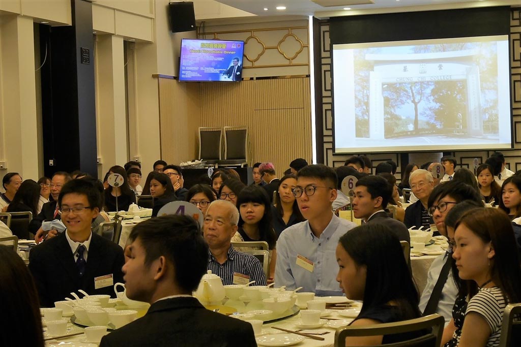 校友與學弟妹一同聆聽主講嘉賓之分享及共享晚宴，並與同席之學弟妹分享自己寶貴的經驗