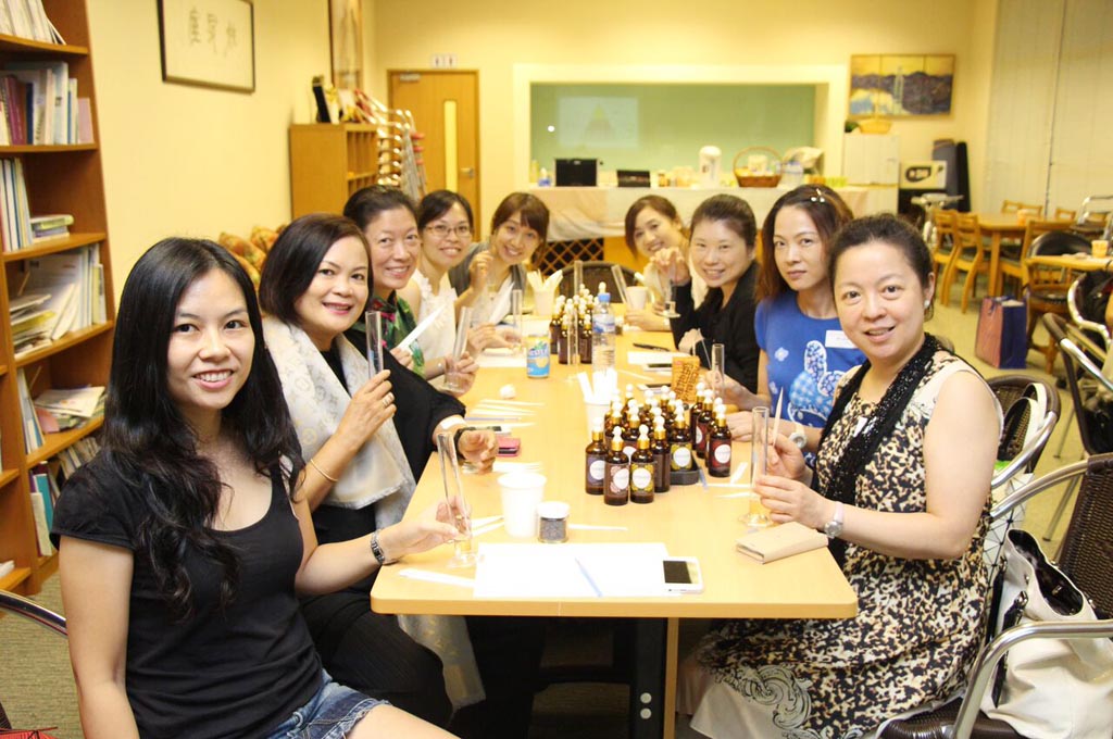 崇基校友會舉辦「香水調配工作坊」，讓參與校友調配出專屬自己個人風格的香水。