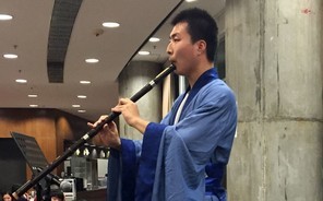 Chinese Flutes and German Opera at Communal Dinner