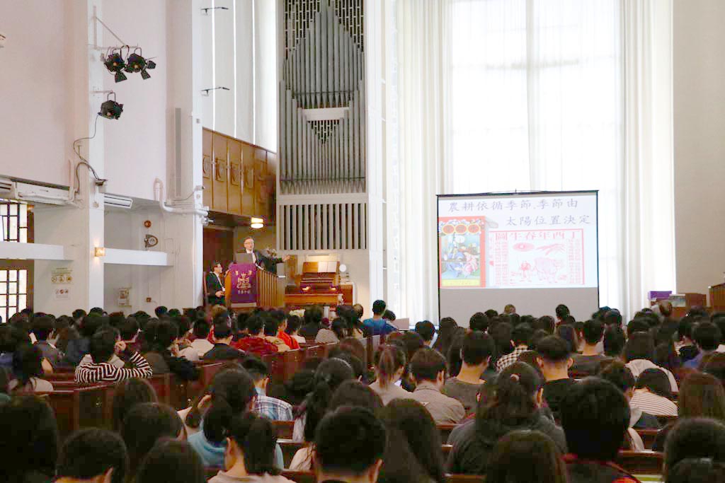 在週會中，陳教授以「在科學和歷史中隨機漫步」為題，跟同學講解中西曆法的歷史。