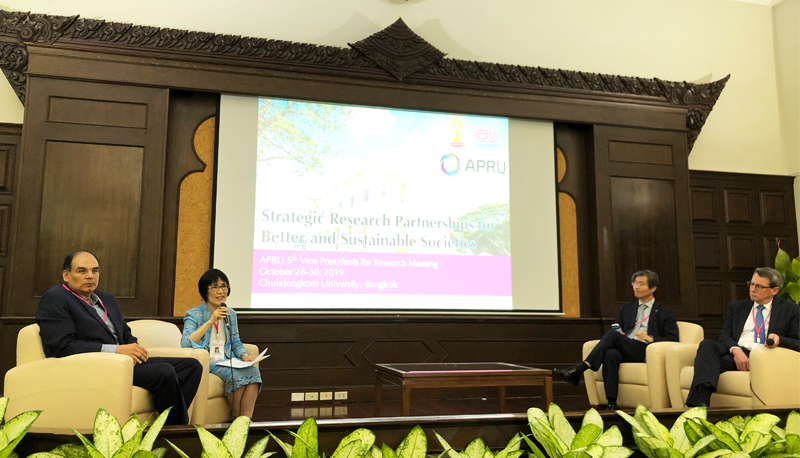 Prof. Fanny Cheung (2nd left) chairs the panel on the ‘Roles of APRU Members on Sustainable Development Goals Related Research’ at the meeting.