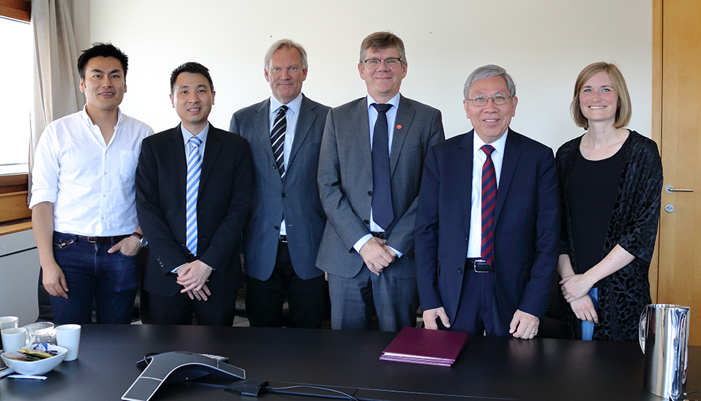 Prof. CHAN Wai-yee (2nd right) meets with Prof. Svein Stølen (3rd right), Rector of the University of Oslo, to sign a MOU.