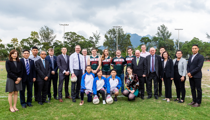 Mr. Joe McHugh, Minister for Education and Skills of Ireland (7th left) meets with the CUHK student football team and members of the Hong Kong Gaelic Athletic Association.