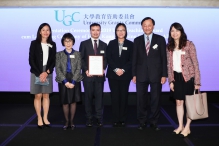 中大常務副校長華雲生教授(右二)、副校長張妙清教授(左二)、副校長潘偉賢教授(右三)，偕大學同人恭賀劉達銘教授(左三)。
