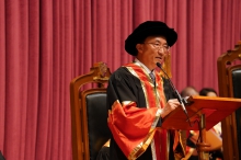 Dr LAM Ko-yin Colin delivers an acceptance speech.