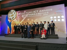 ACE VR Ltd. founded by the team of Professor Leung Kai-shun Christopher (2nd from left, front row), Dr. Alex Lam (4th from left, front row) and Miss Elaine To (1st from left, front row), from the Department of Ophthalmology and Visual Sciences at CUHK Medicine, is awarded the Smart Living Grand Award.