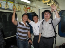 2004年，叶少康 (左) 与同学在北京参加中大MBA课程的China Trip 项目。同学愿意陪伴行走不便的他一起慢慢走，让他非常感动。