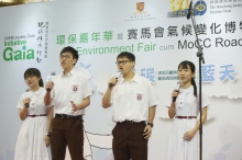 顺德联谊总会李兆基中学合唱团表演。