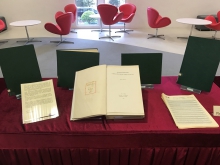 大学图书馆现正举行「海上丝绸之路」书展，当中展出联合书院前院长兼中大前副校长郑栋材博士捐赠的硕士论文，题目为〈华侨教育之比较研究：香港、星加坡及东印度〉。