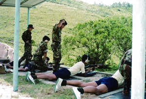 當年義勇軍少年團實彈射擊訓練，馬傑偉指當時只有電影才會看到射來福槍，他為自己第一次可以伏在地下射長槍感到興奮。 (圖片由香港少年領袖團提供)