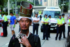 An old man pulled a plastic tube attached to a piece of rope on the “black cloth” march.