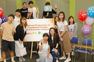 師生一同慶祝「樂在期終」