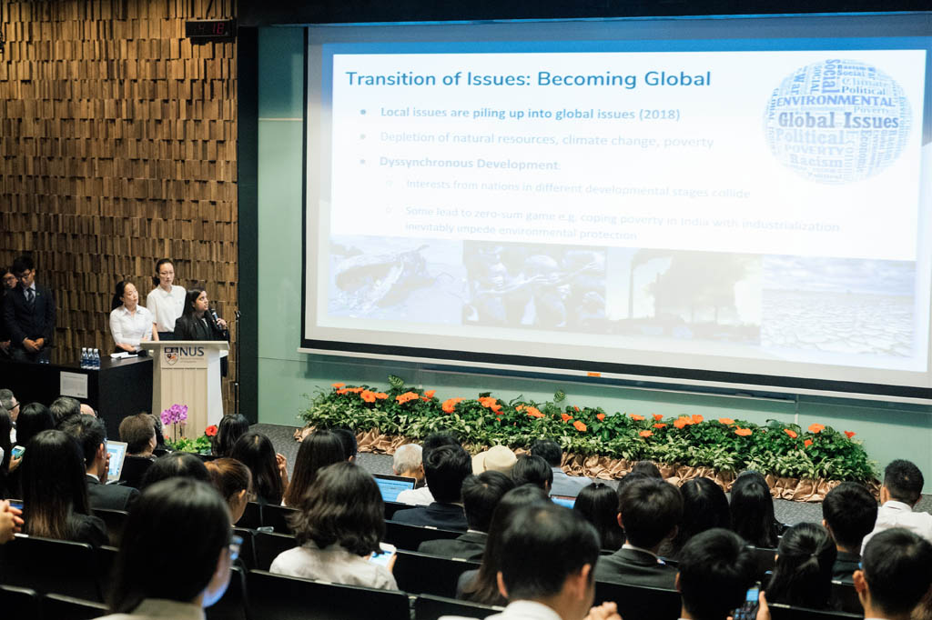 Participants report their f¬indings in the Lee Shiu Young Leaders Forum