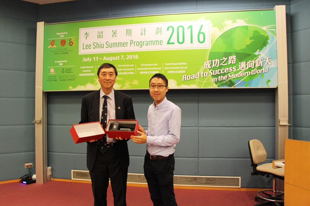 Student representative presents a souvenir to Vice-Chancellor Prof. Sung