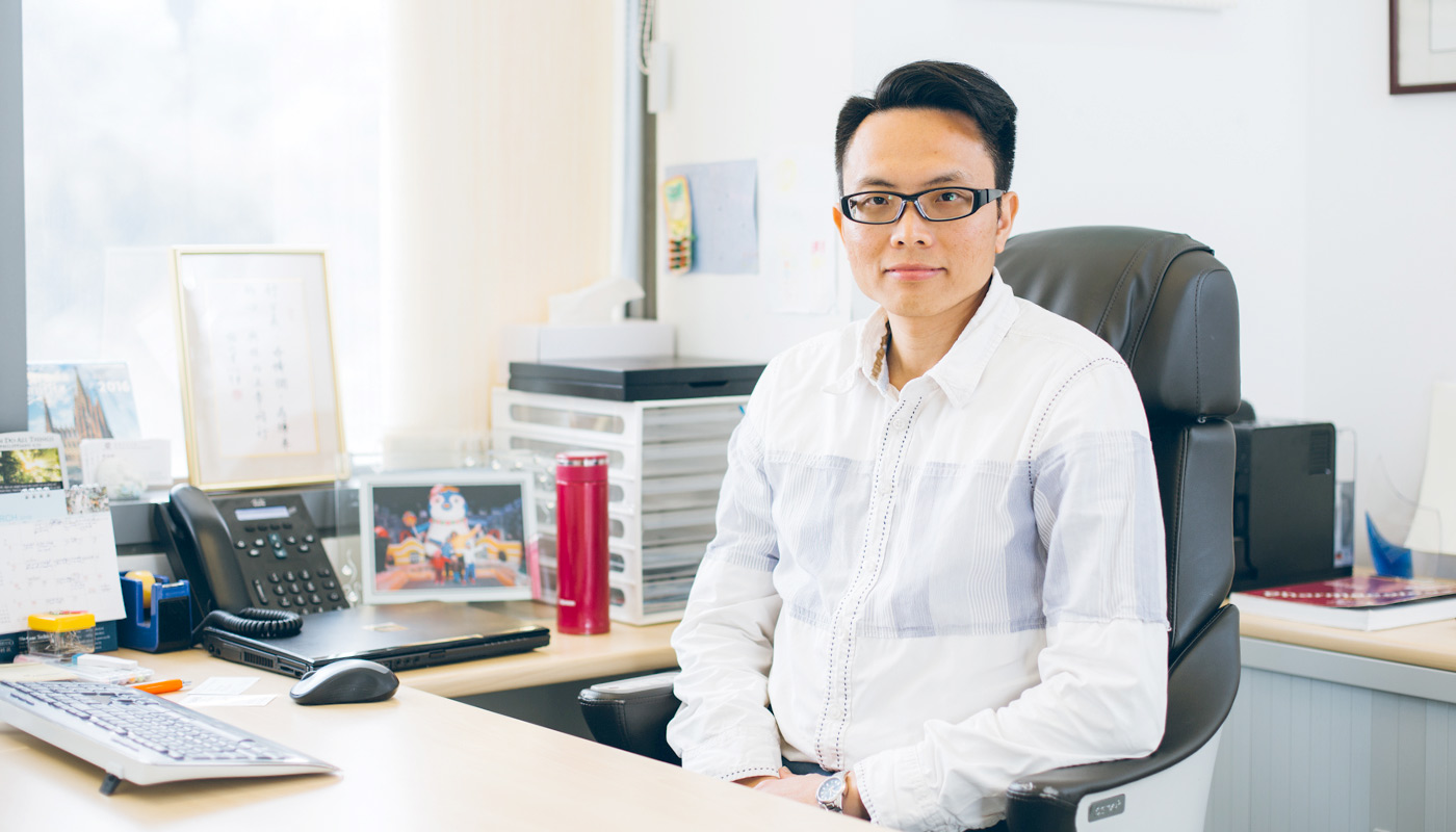 Prof. Alfred Cheng guides Professor Yip in his work by identifying which genes are specific to liver cancer