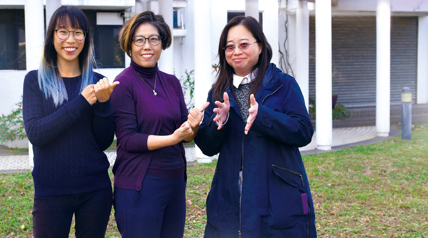 （左起）Kim、鄧慧蘭教授及施婉萍教授以手語表達「支持手語」<em>(Photo by ISO Staff)</em>