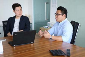 樂視行銷高級主任林逸軒(左)表示,管理社交媒體就有如「睇股票」,出帖十分鐘後,已知廣告是否奏效,而公司給予團隊一定的自由度,除重大消息外,一般帖文內容不需經上司首肯才發佈。(馮美斯攝)