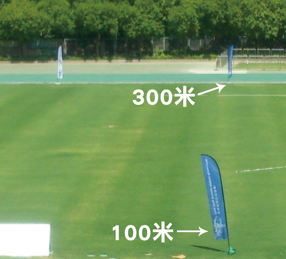 姚潔貞一名短跑運動員朋友，因好奇將軍澳運動場是否「由頭逆風到尾」（指全長400米的跑道）而觀察跑道旁邊的旗子，發現100和300米跑道旁邊的旗子被風吹往相反方向。（受訪者提供）