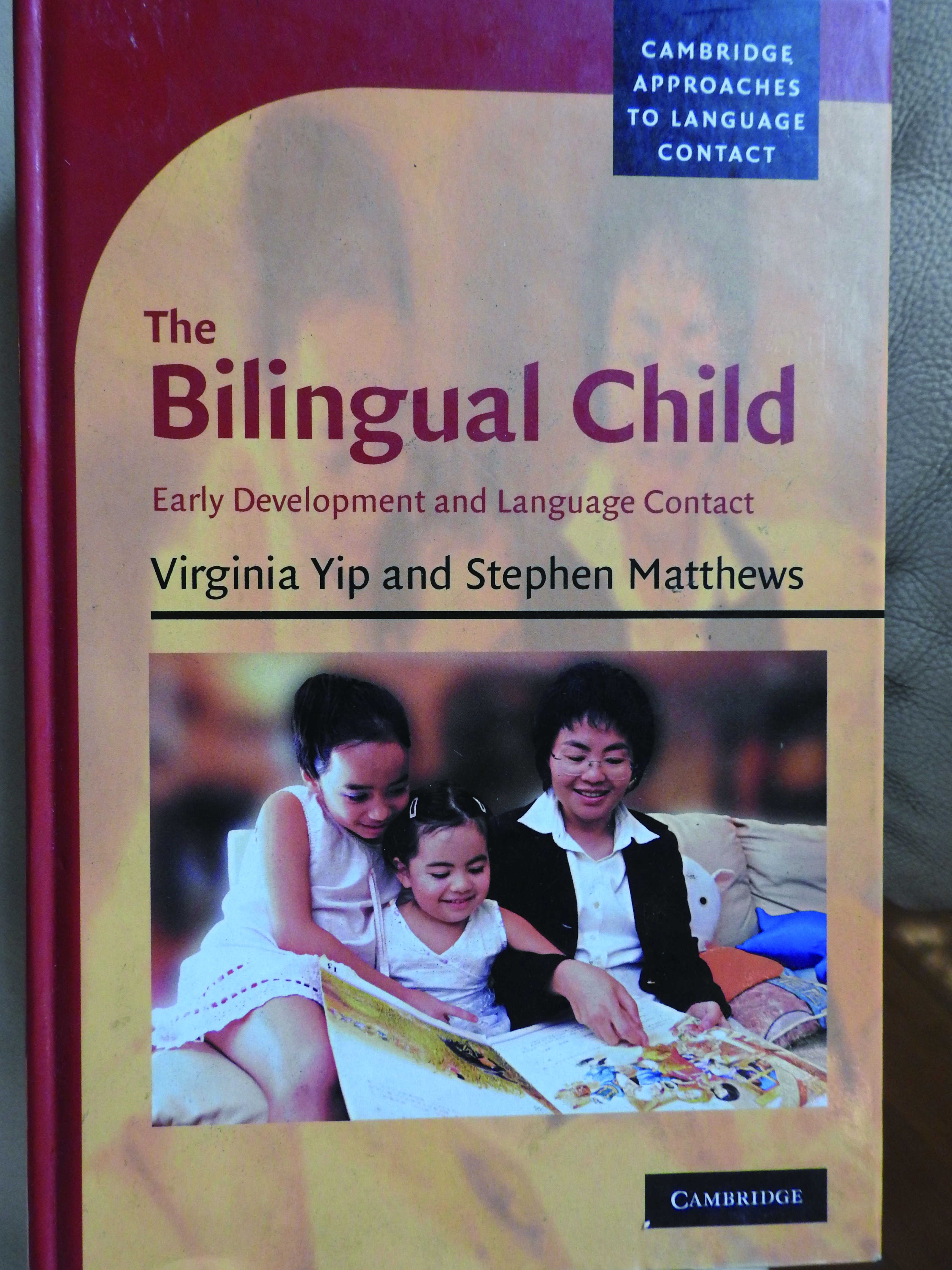 在馬詩帆與太太2007年的著作《Bilingual Child》上,是他們的女兒(左一及左二)。她們現在16歲及20歲,會說流利英語及廣東話。(黃俊浩攝)
