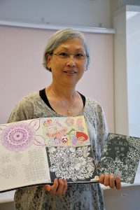 連愛珊初時容易被鉛筆畫成的暗線所限,後來學懂「跳出框框」,將圖案擴展至暗線之外。(錢穎嘉攝)