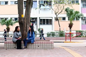 陳太(左)懂得讀唇，所以女兒陳嘉詩(右)與媽媽聊天時會手語和口語並用。