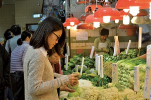 丁丁和團隊們親自到市場格價。（圖片由受訪者提供）