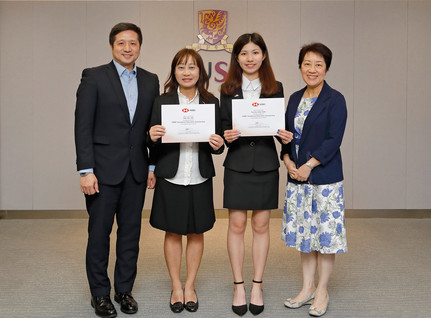 学院两位高级文凭课程学生姚慧仪和范芷荞 （置中）矢志回馈社会，同获滙丰职业教育奖学金