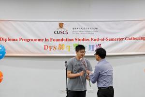 班主任陳志樂博士代表D班獻上鮮花給表演同學以作支持