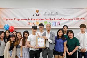尖沙咀教學中心課程總監黃永康先生頒發最佳人氣獎予C班