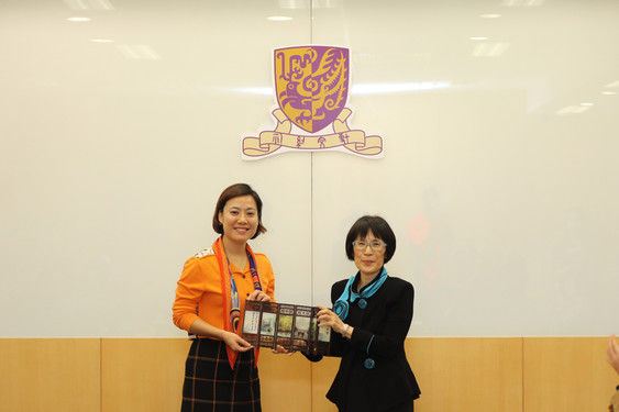 Prof. Fanny Cheung presents a souvenir to Ms Monica Zhan to thank Well Link Financial Group for its generous support to HKIAPS of CUHK. <br />
