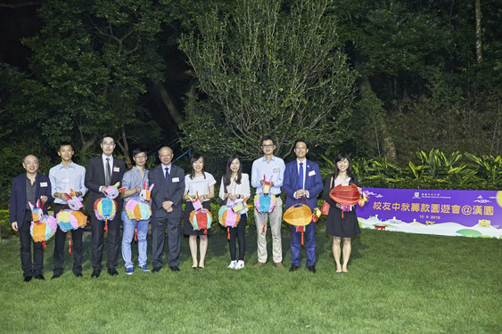 Professor Michael Hui, Pro-Vice-Chancellor and Vice-President, presents prizes to lantern riddle winners