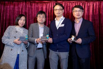 Professor Enders Ng presented souvenirs to lucky draw winners