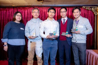 Dr Xina Lo presented souvenirs to lucky draw winners