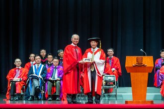 Professor John LEONG Chi-yan received the souvenir from Professor FOK Tai-fai