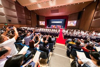 The medical freshmen took the oath and committed to upholding the highest standards of being doctors to serve the patients and the community. 