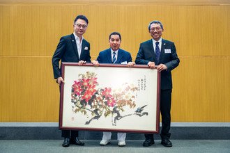 Souvenir presentation from Professor Rocky TUAN and Professor Francis CHAN to Dr Tzu Leung HO