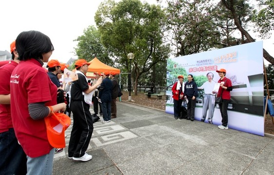 參加者抵達終點後，紛紛在高錕教授的展板前拍照留念