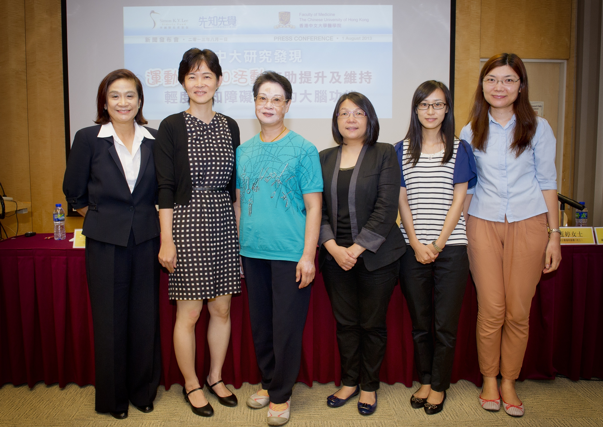 (From left) Ms. Mabel Lee, Board Member, Simon K Y Lee Elderly Fund; Professor Linda Lam, Chairman, Department of Psychiatry, CUHK Faculty of Medicine; Ms Hung Yau Mui, the participant; Ms. Joe Wong, District Supervisor (Elderly Service), Baptist Oi Kwan Social Service and the representatives from two NGOs