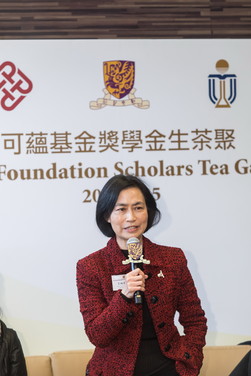 Professor Wong Suk-ying delivers a welcoming speech at the tea gathering.<br />
