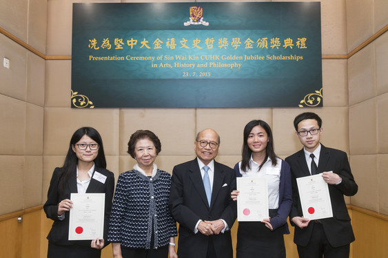 (1st Left) Lam Pui-wai, Winnie (Chung Chi College/ English/ Year 2)<br />
(1st Right) Chan Yuen-kit, Fred (Shaw College / English / Year 4)<br />
(2nd Right) Cheng Ka-ying (United College / English / Year 1)<br />
